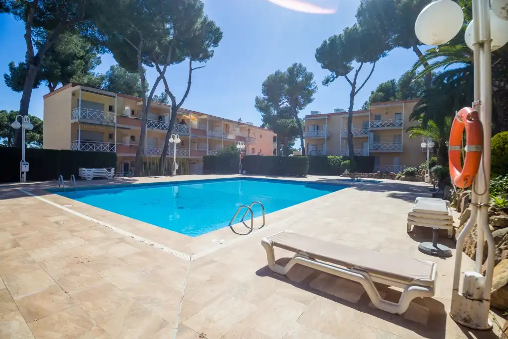 Piscina de Apartament en venda en Castell d'Aro, Platja d'Aro i s'Agaró amb Calefacció, Terrassa i Moblat