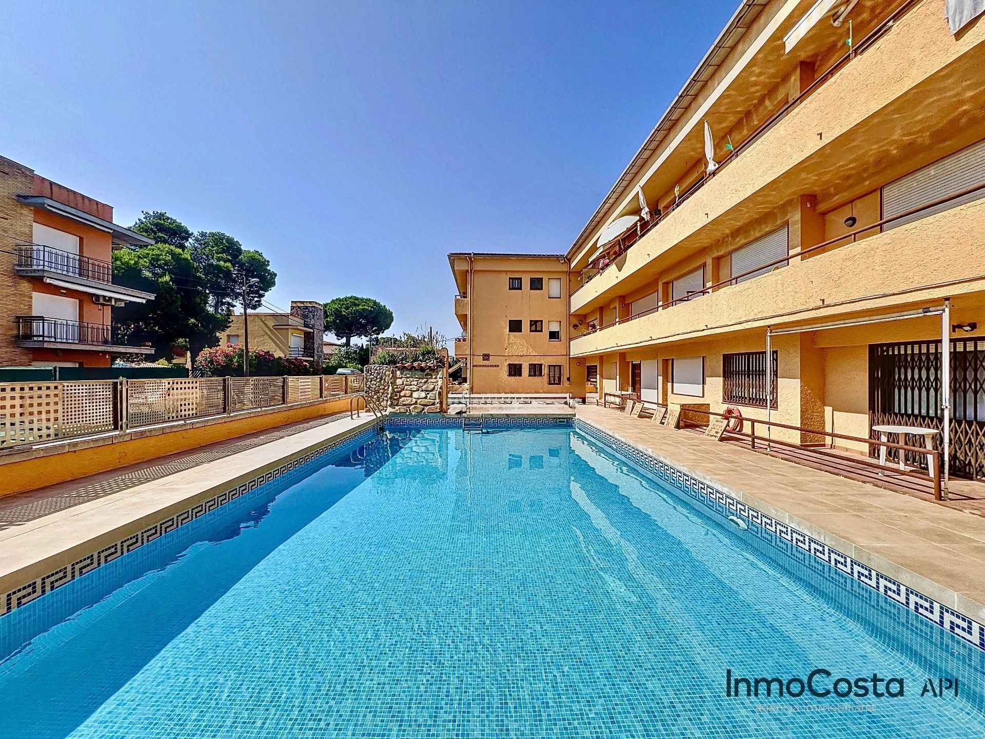 Piscina de Apartament en venda en L'Estartit amb Aire condicionat, Calefacció i Terrassa