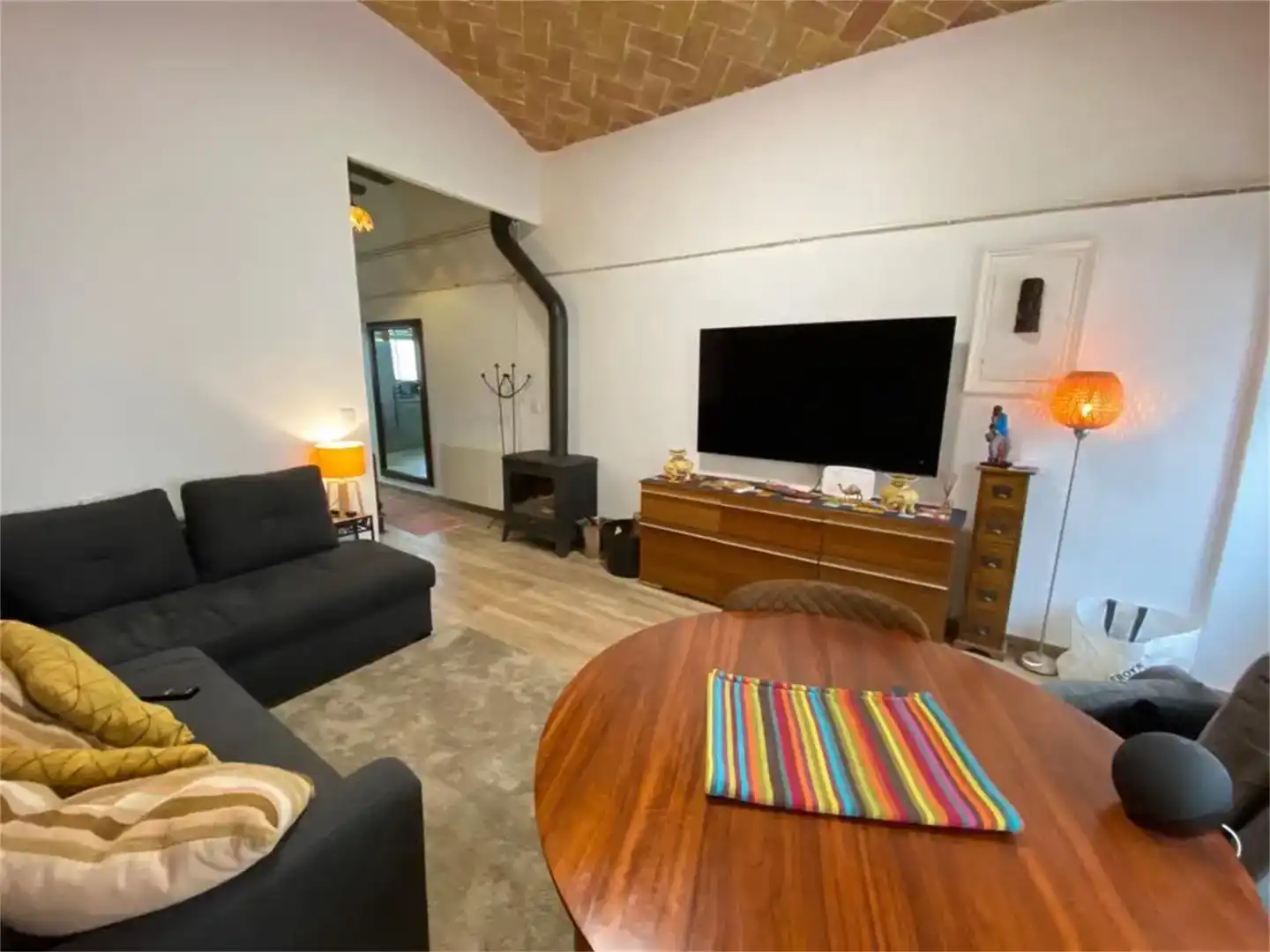 Sala d'estar de Casa adosada en venda en La Bisbal d'Empordà amb Balcó