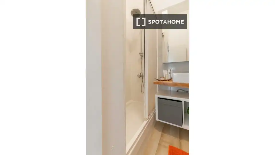 Bathroom of Flat for share in Barcelona  with Air Conditioner, Heating and Furnished