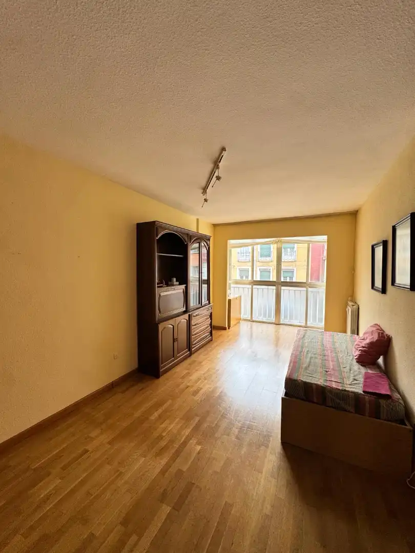 Bedroom of Flat for sale in Valladolid  with Heating, Parquet flooring and Furnished