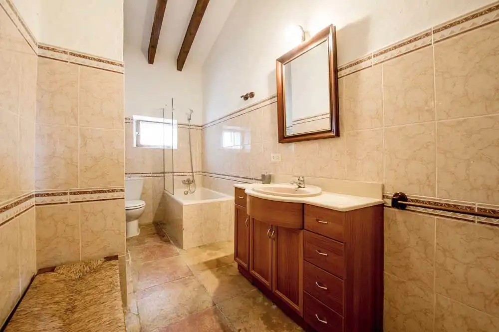 Badezimmer von Country house zum Verkauf in Felanitx mit Klimaanlage, Heizung und Privatgarten