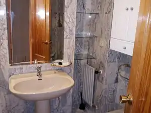 Bany de Casa o xalet en venda en Las Rozas de Madrid amb Calefacció, Jardí privat i Parquet