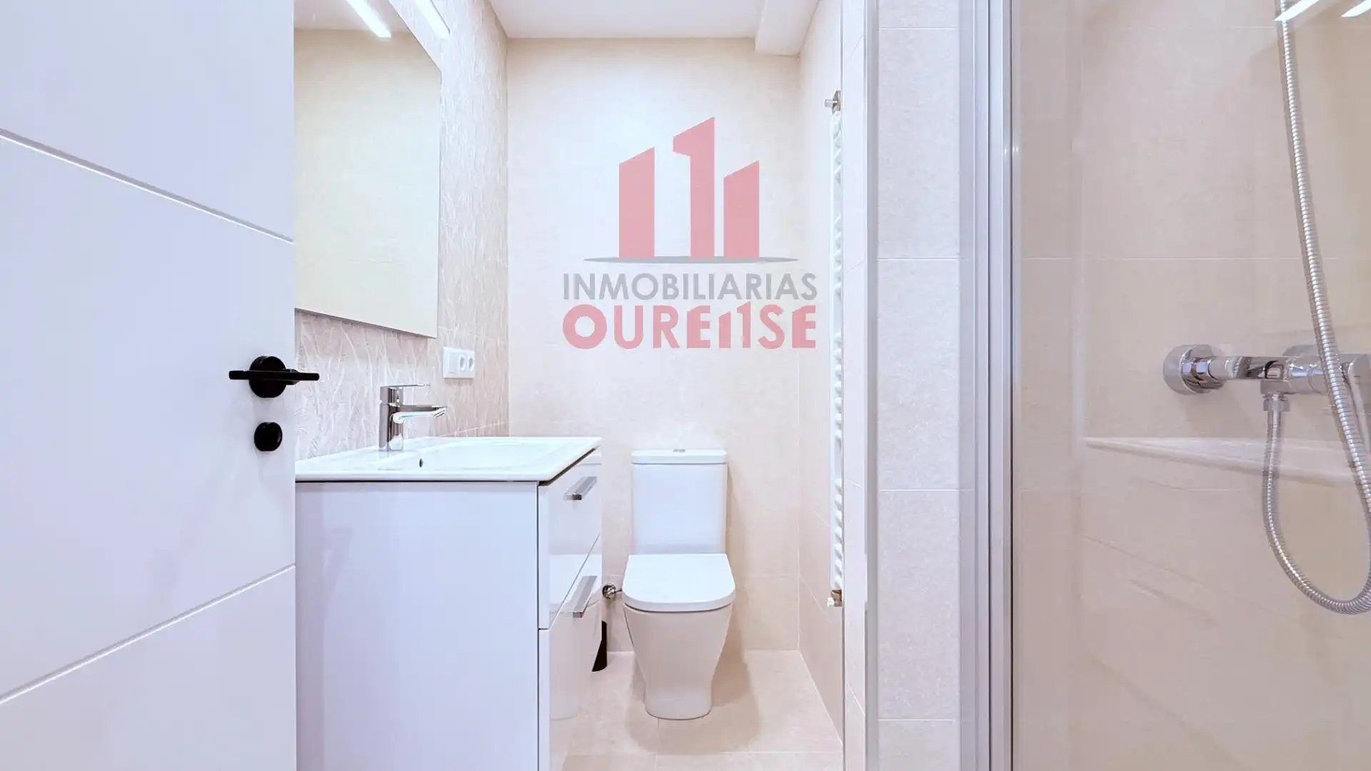 Bathroom of Flat for rent in Ourense Capital   with Heating and Furnished