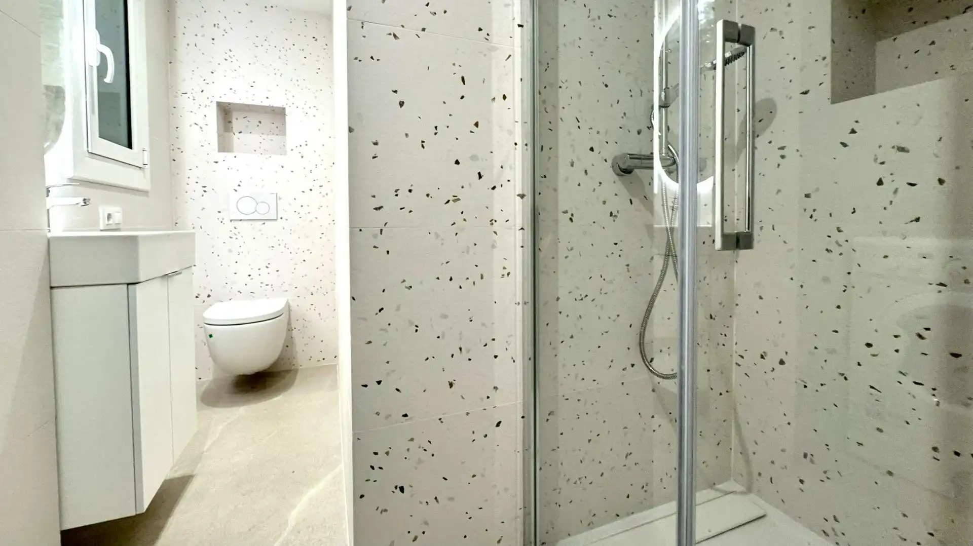 Badezimmer von Wohnung zum Verkauf in Barcelona mit Klimaanlage, Heizung und Parkett