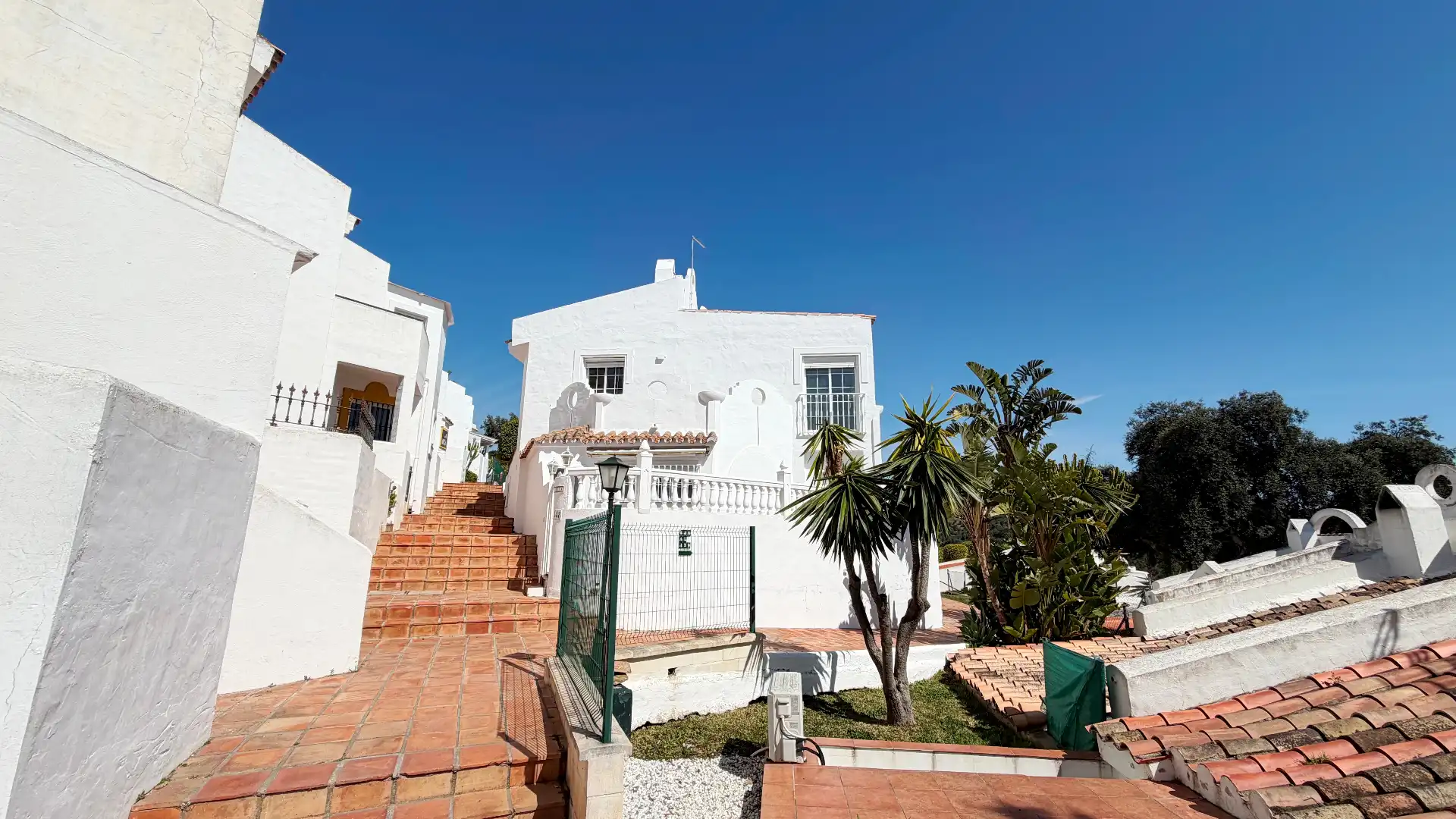 Vista exterior de Casa adosada en venda en Marbella amb Aire condicionat, Terrassa i Balcó