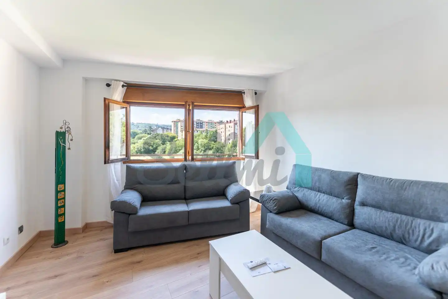 Living room of Flat for rent in Oviedo   with Heating, Parquet flooring and Furnished