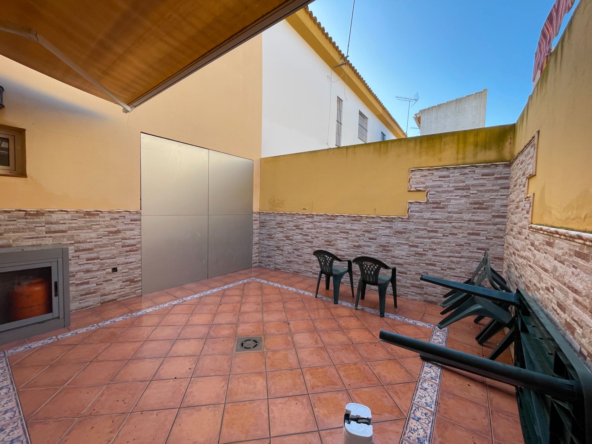 Terrassa de Casa adosada en venda en Huévar del Aljarafe amb Aire condicionat, Terrassa i Traster