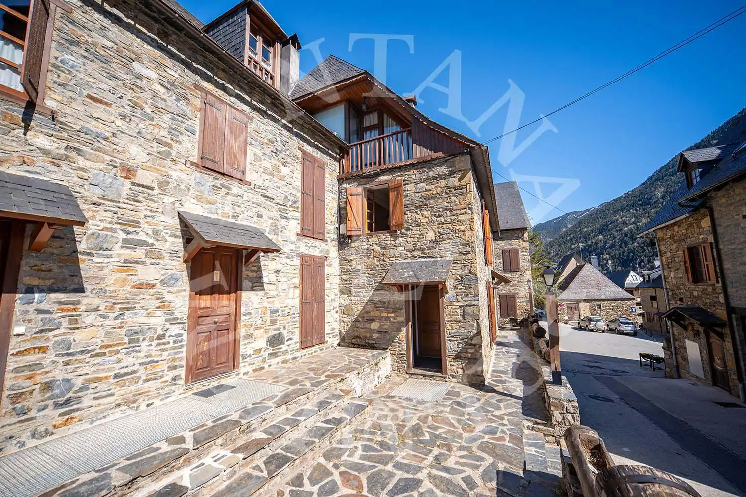 Vista exterior de Casa adosada en venta en Naut Aran con Calefacción, Jardín privado y Terraza