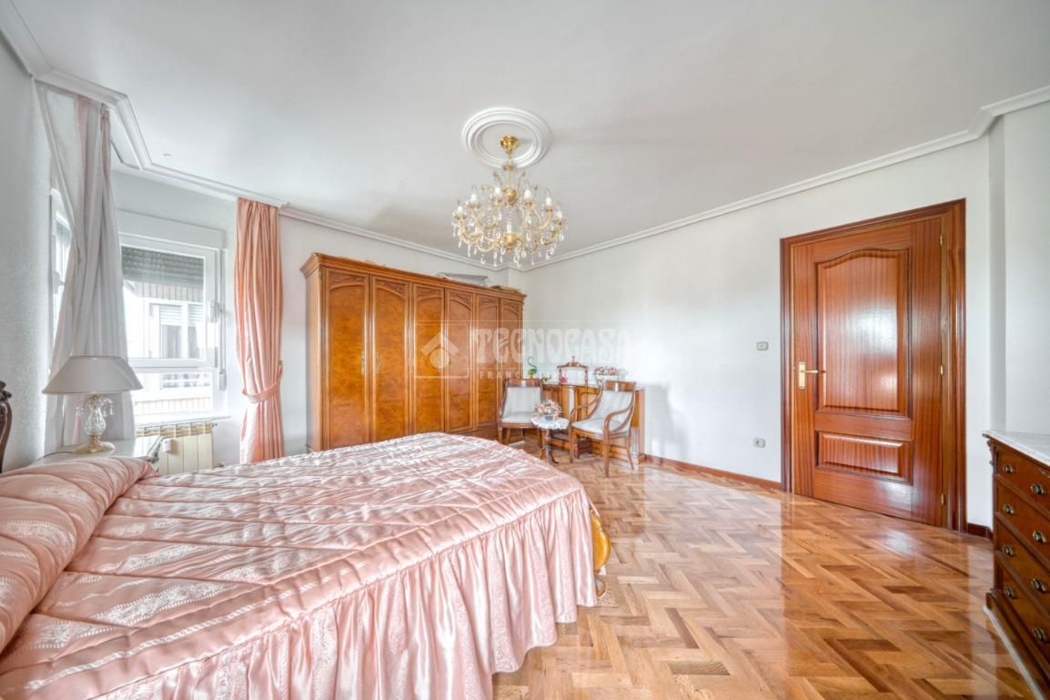 Bedroom of Flat for sale in Valladolid Capital  with Heating, Terrace and Furnished
