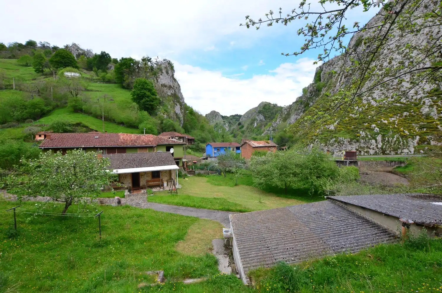 Vista exterior de Casa o xalet en venda en Piloña amb Calefacció, Terrassa i Traster