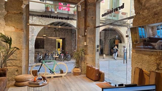 Local comercial en Alquiler en Carrer de la Cort Reial, 13 en Centre - Barri Vell