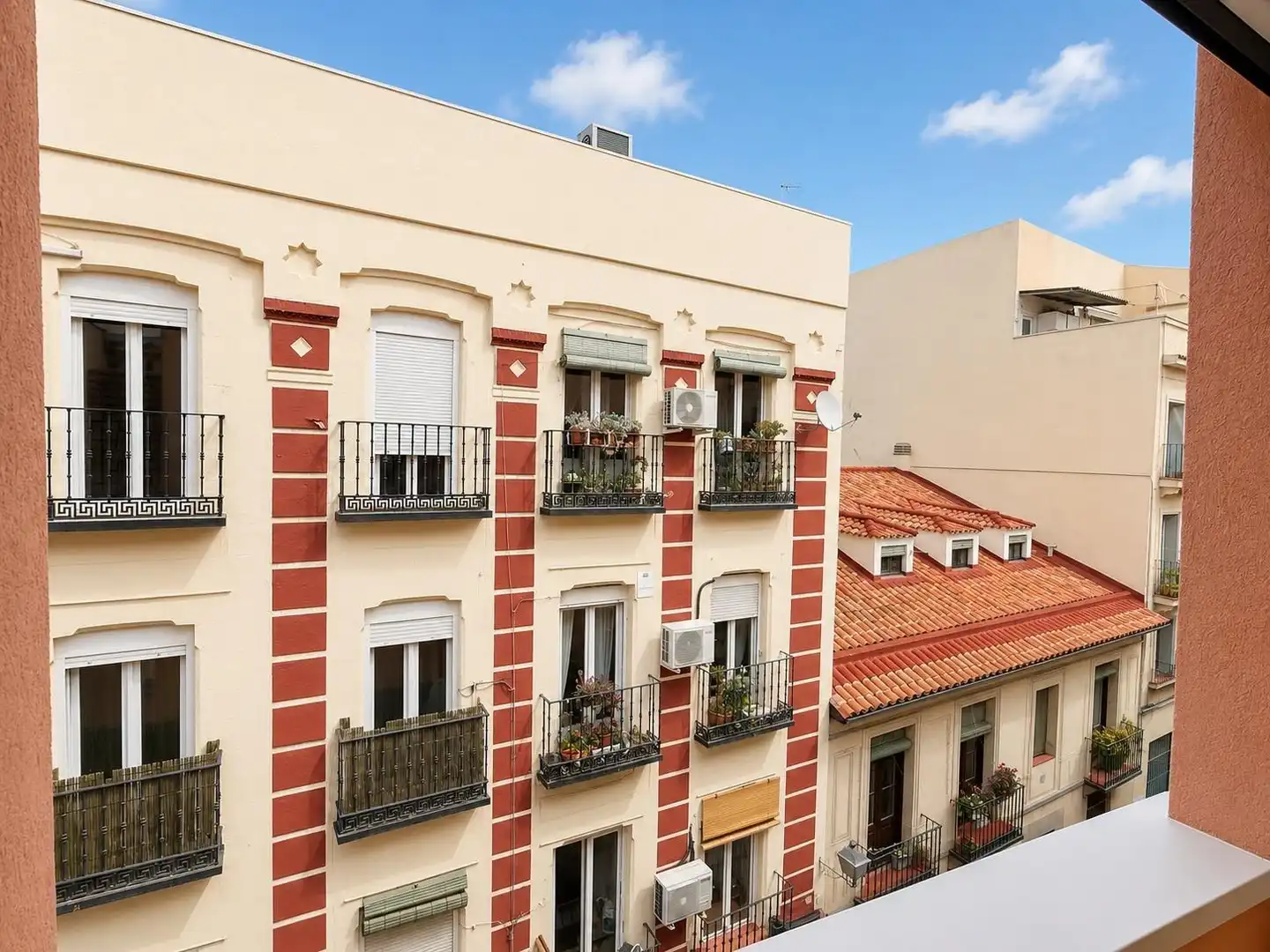Vista exterior de Estudi en venda en Madrid amb Calefacció i Parquet