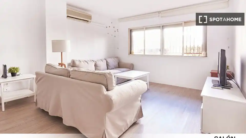 Living room of Flat for rent in Sevilla  with Air Conditioner, Heating and Furnished