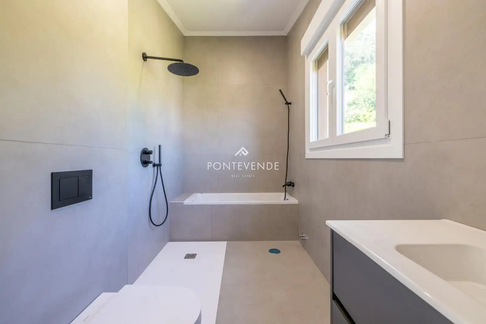 Bathroom of Houses for sale in Sanxenxo  with Private garden, Parquet flooring and Terrace