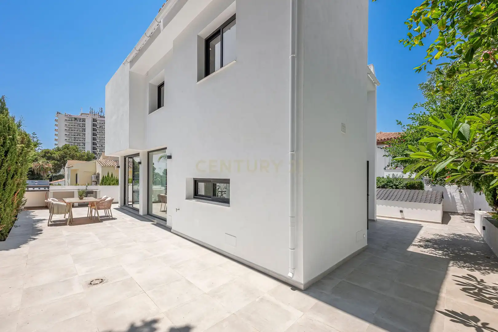 Außenansicht von Haus oder Chalet zum Verkauf in Marbella mit Klimaanlage, Privatgarten und Abstellraum
