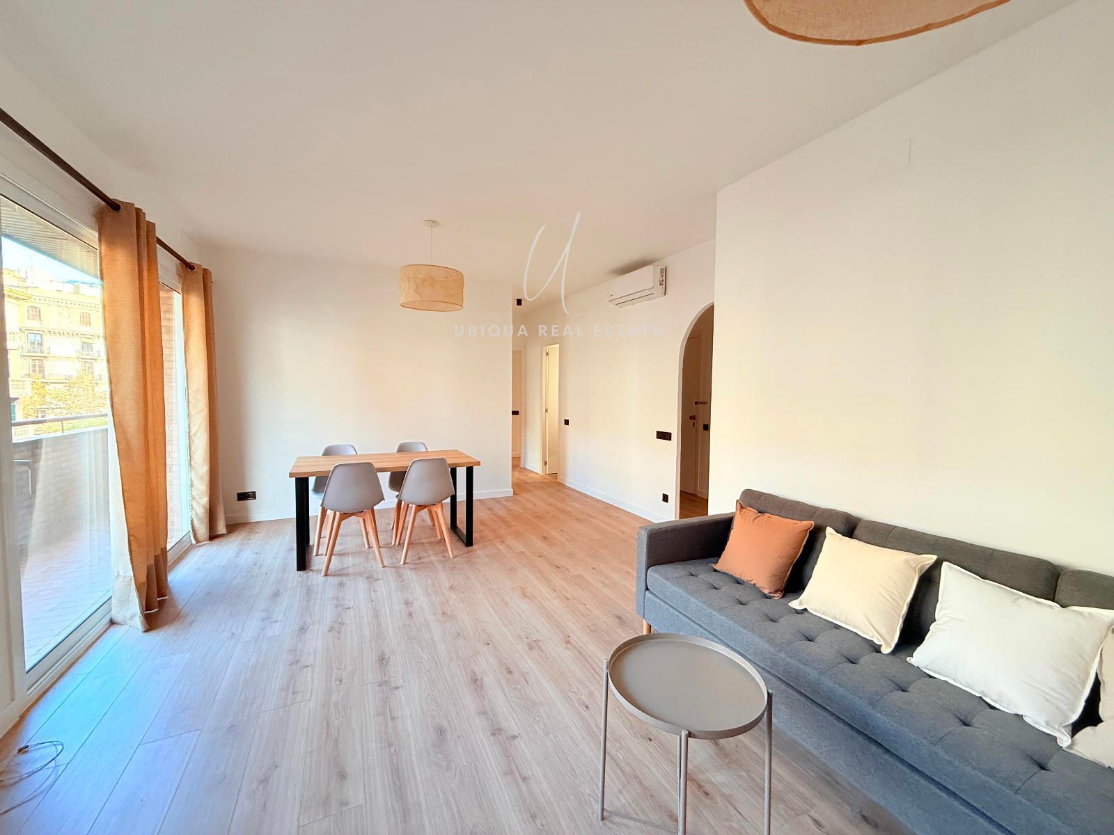 Living room of Flat to rent in  Barcelona Capital  with Air Conditioner, Heating and Parquet flooring