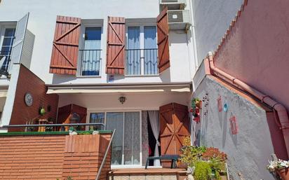 Vista exterior de Casa adosada en venda en Cerdanyola del Vallès amb Aire condicionat, Calefacció i Jardí privat