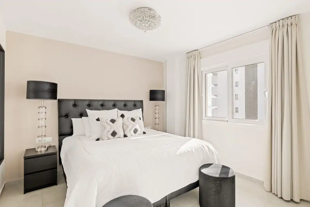 Habitación de Apartamento en venta en Torremolinos con Aire acondicionado, Amueblado y Piscina comunitaria
