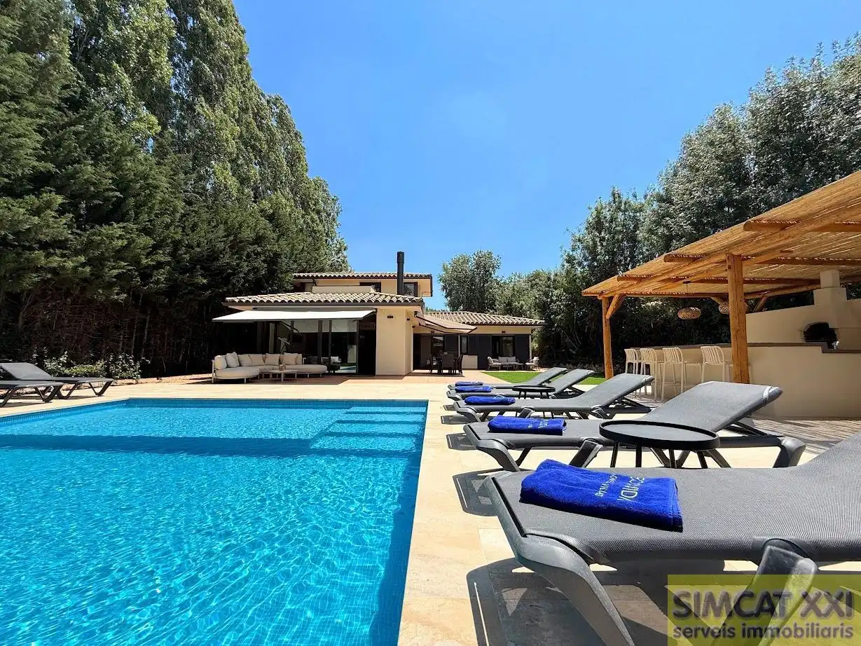 Casa amb piscina en venda a Navata