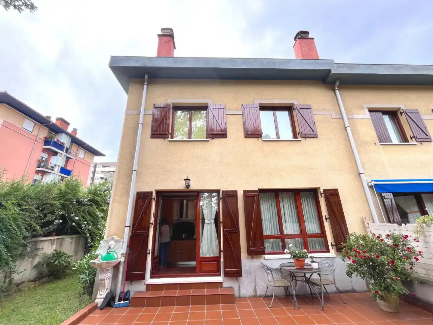 Außenansicht von Wohnung zum Verkauf in Basauri  mit Privatgarten, Parkett und Möbliert