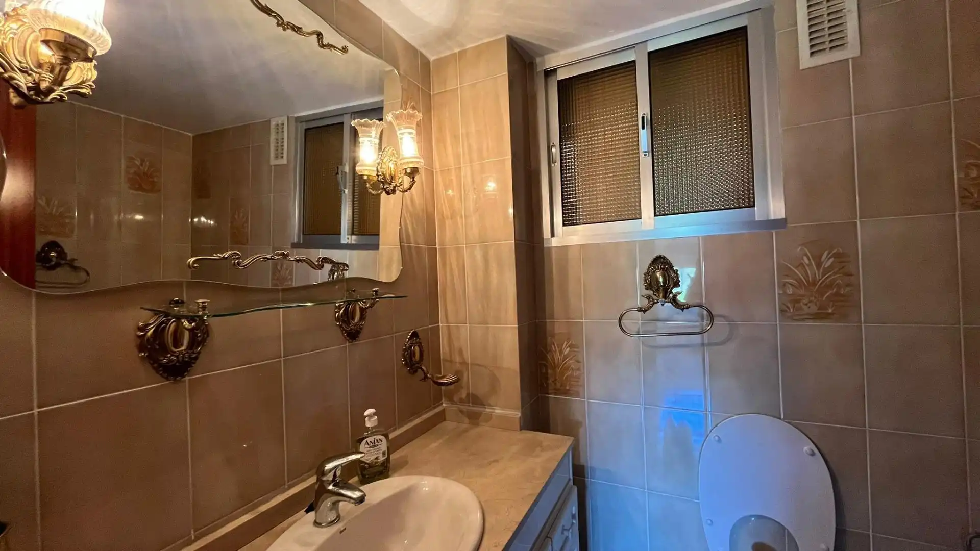 Baño de Piso para compartir en Sevilla con Aire acondicionado y Terraza