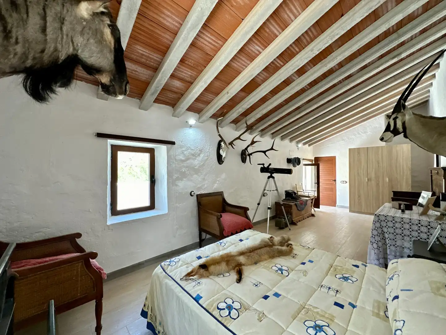 Dormitori de Finca rústica en venda en Sierro amb Aire condicionat, Calefacció i Jardí privat
