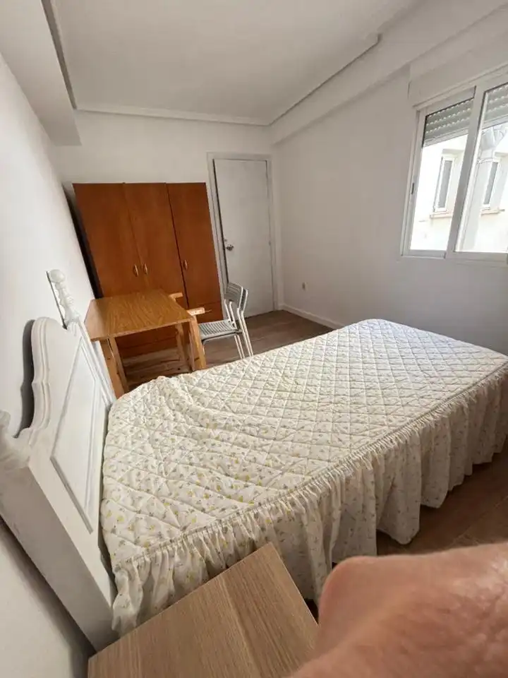 Habitación de Piso de alquiler en Valencia con Aire acondicionado y Amueblado