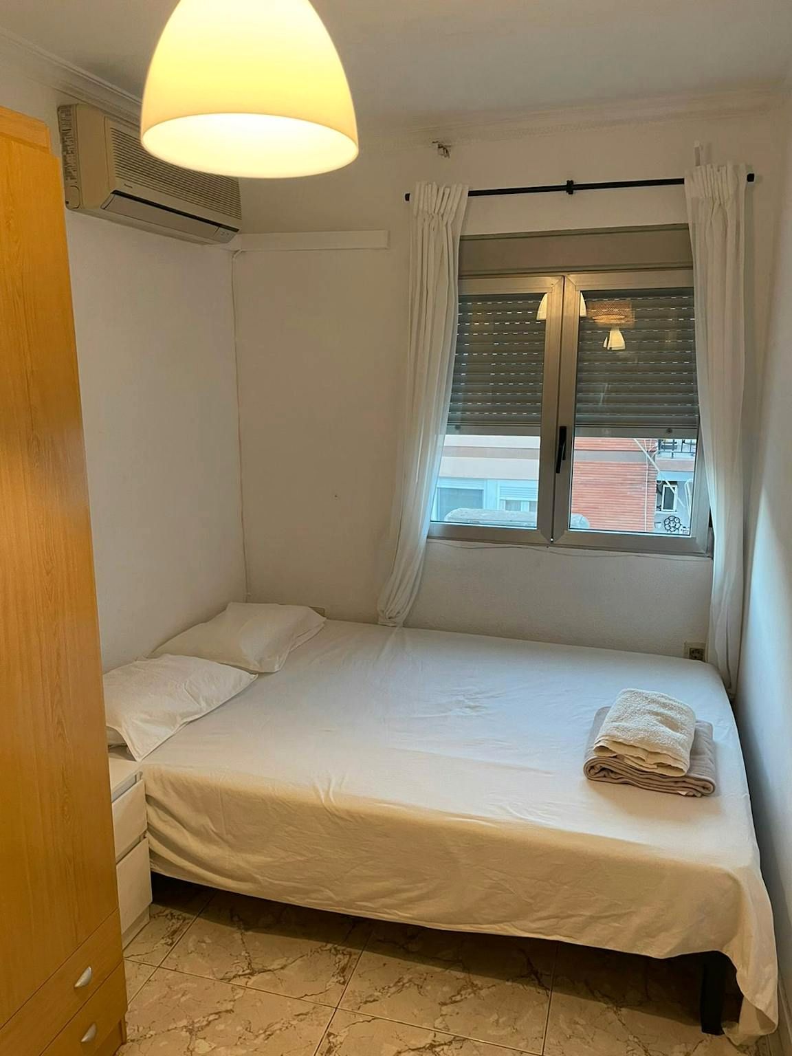 Bedroom of Flat to share in  Valencia Capital  with Air Conditioner, Heating and Washing machine
