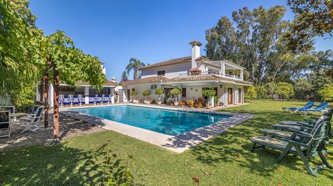 Villa orientada al sur en Cancelada con 5 dormitorios, 698 m construidos, parcela de 1.983 m, piscina, jardines y garaje privados,