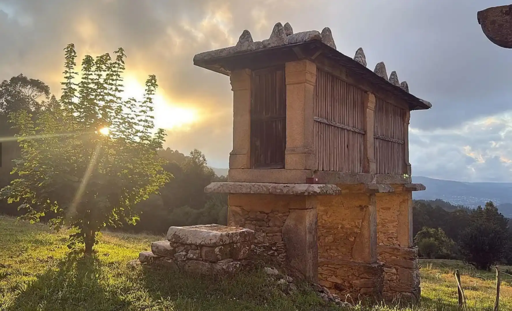 Vista exterior de Finca rústica en venda en Viveiro amb Jardí privat