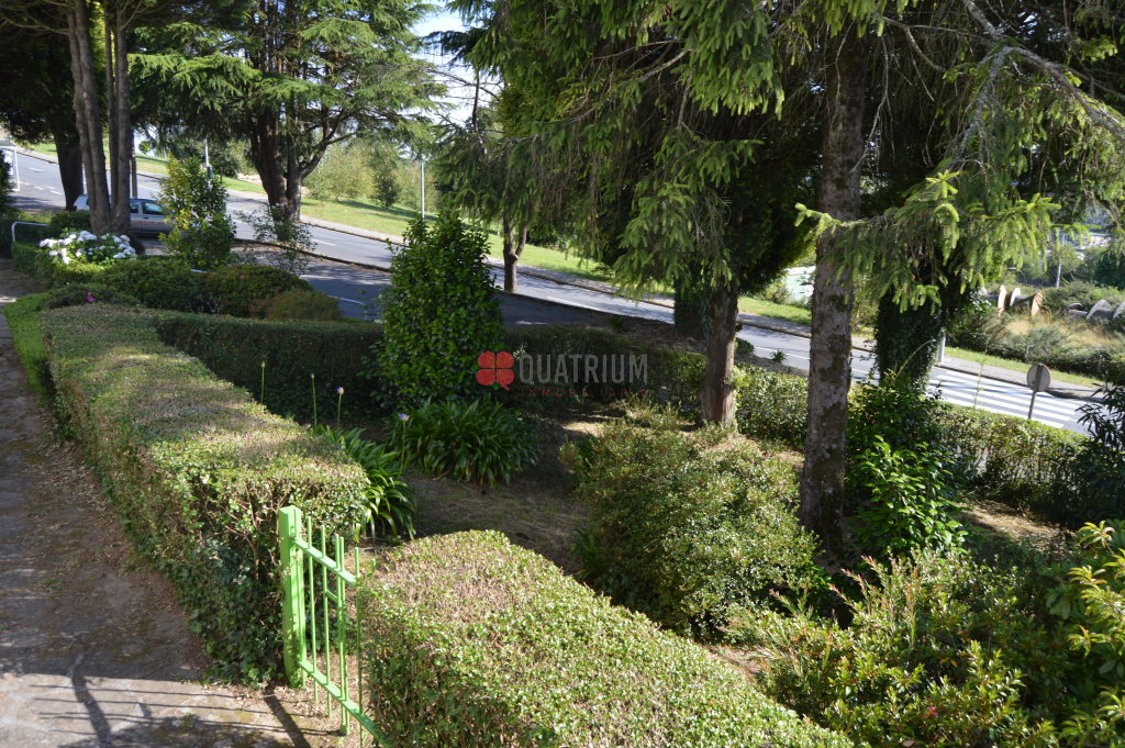 Vista exterior de Casa adosada en venda en Santiago de Compostela  amb Calefacció i Jardí privat