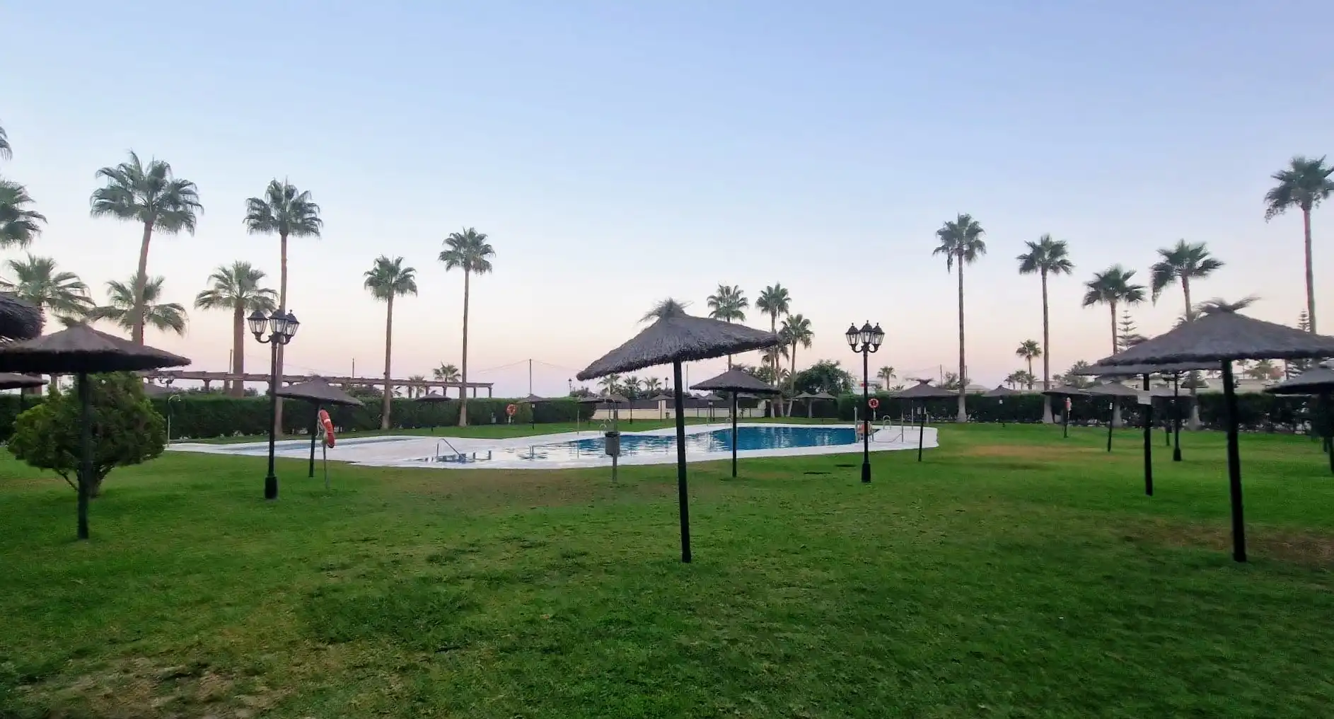 Piscina de Planta baixa en venda en Manilva amb Aire condicionat, Jardí privat i Terrassa