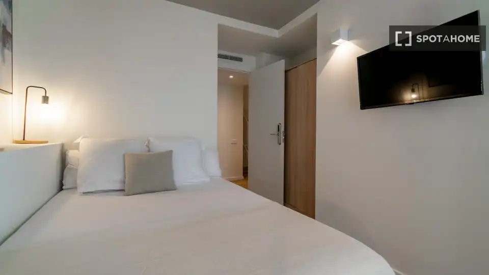 Bedroom of Flat for share in Barcelona  with Air Conditioner, Heating and Furnished