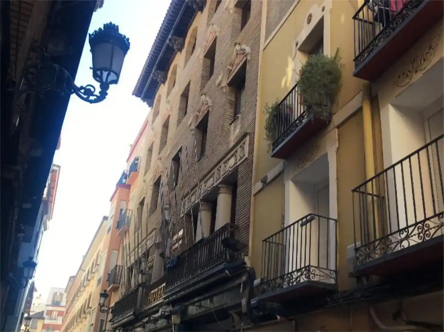 Außenansicht von Wohnung zum Verkauf in  Zaragoza Capital mit Klimaanlage und Balkon