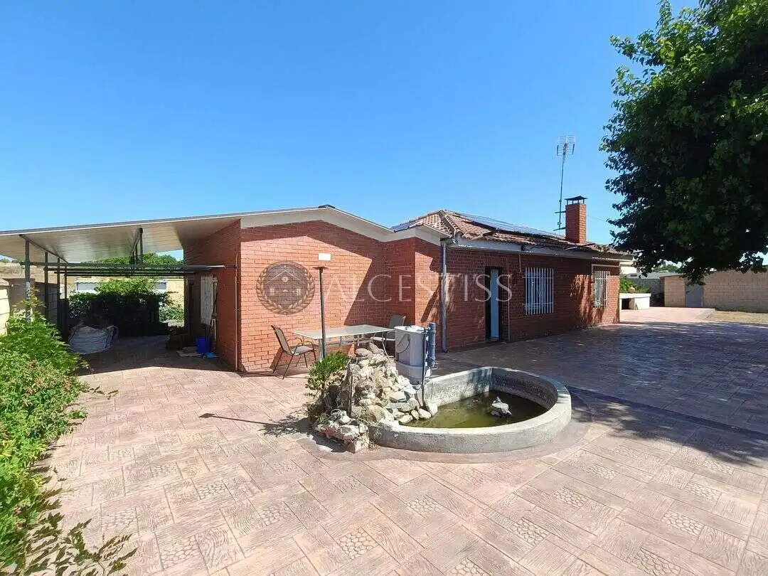 Vista exterior de Casa o xalet en venda en El Viso de San Juan amb Aire condicionat, Calefacció i Jardí privat