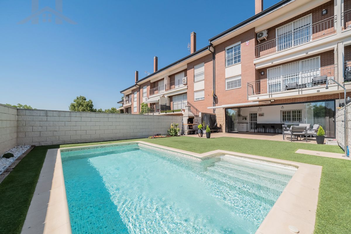 Piscina de Casa o xalet en venda en Arroyomolinos (Madrid) amb Aire condicionat, Calefacció i Jardí privat