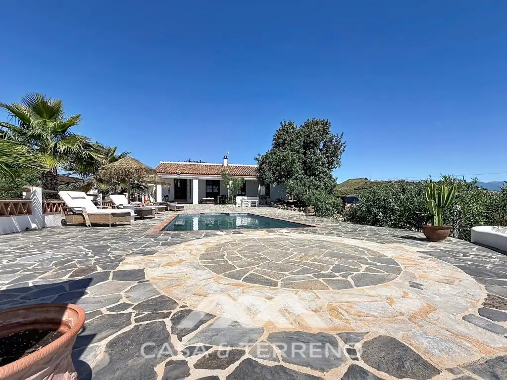 Vista exterior de Casa o xalet en venda en Vélez-Málaga amb Aire condicionat, Jardí privat i Terrassa
