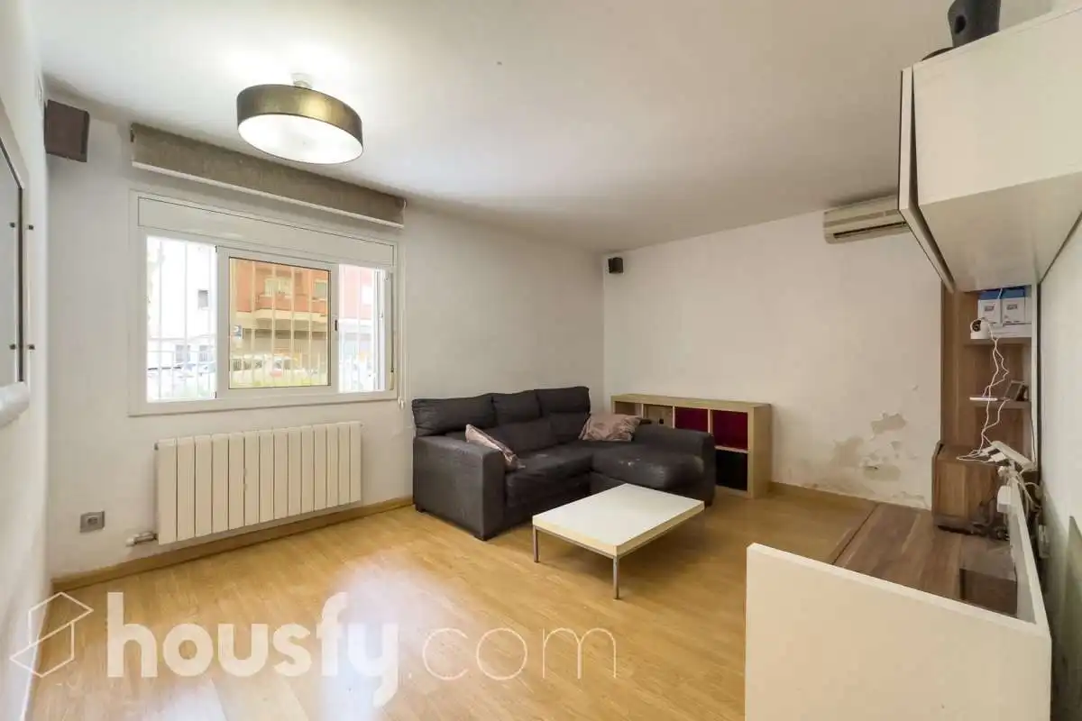 Wohnzimmer von Erdgeschoss zum Verkauf in Barcelona mit Klimaanlage, Heizung und Privatgarten