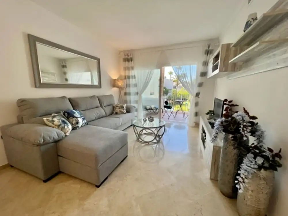 Sala de estar de Apartamento de alquiler en Estepona con Aire acondicionado, Terraza y Piscina