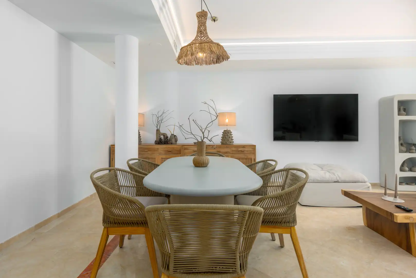 Esszimmer von Erdgeschoss zum Verkauf in Sotogrande mit Klimaanlage, Privatgarten und Terrasse