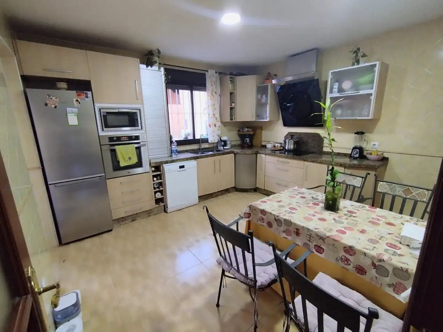 Cocina de Casa adosada en venta en Burguillos con Terraza y Piscina comunitaria
