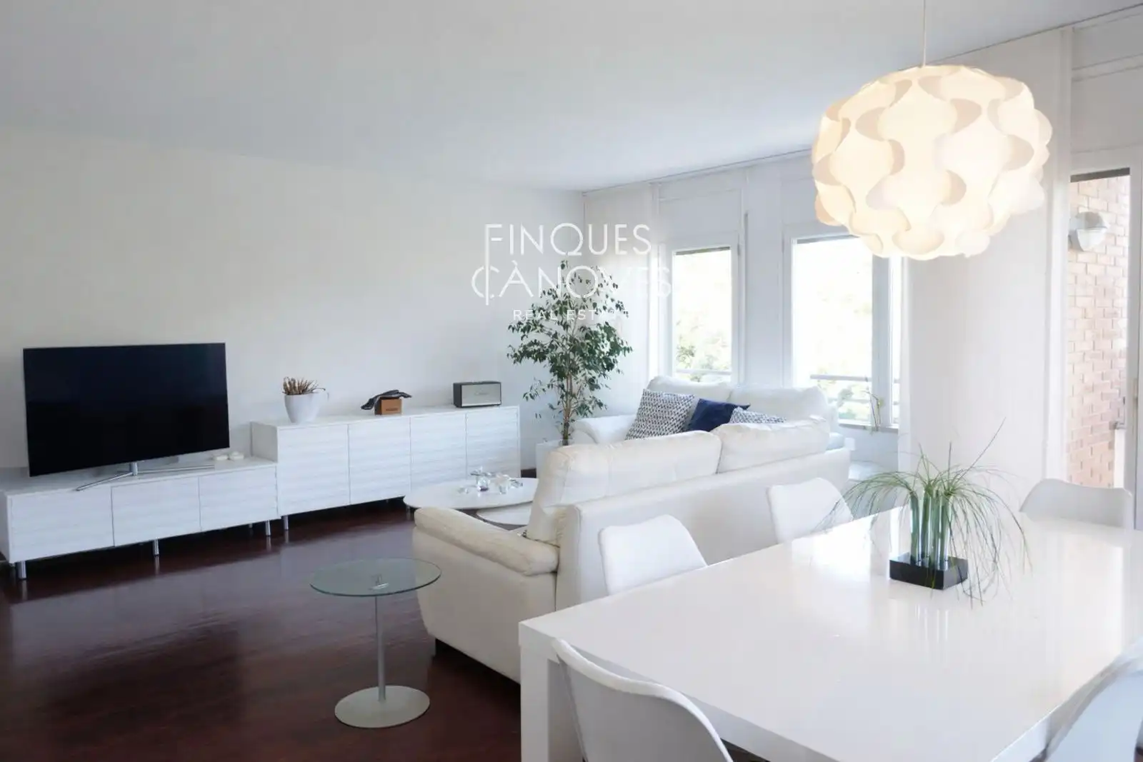 Sala de estar de Casa adosada en venta en Girona con Aire acondicionado, Calefacción y Jardín privado