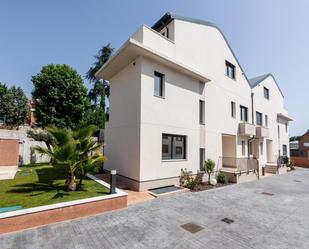 Vista exterior de Casa adosada en venda en Pozuelo de Alarcón amb Calefacció, Jardí privat i Terrassa