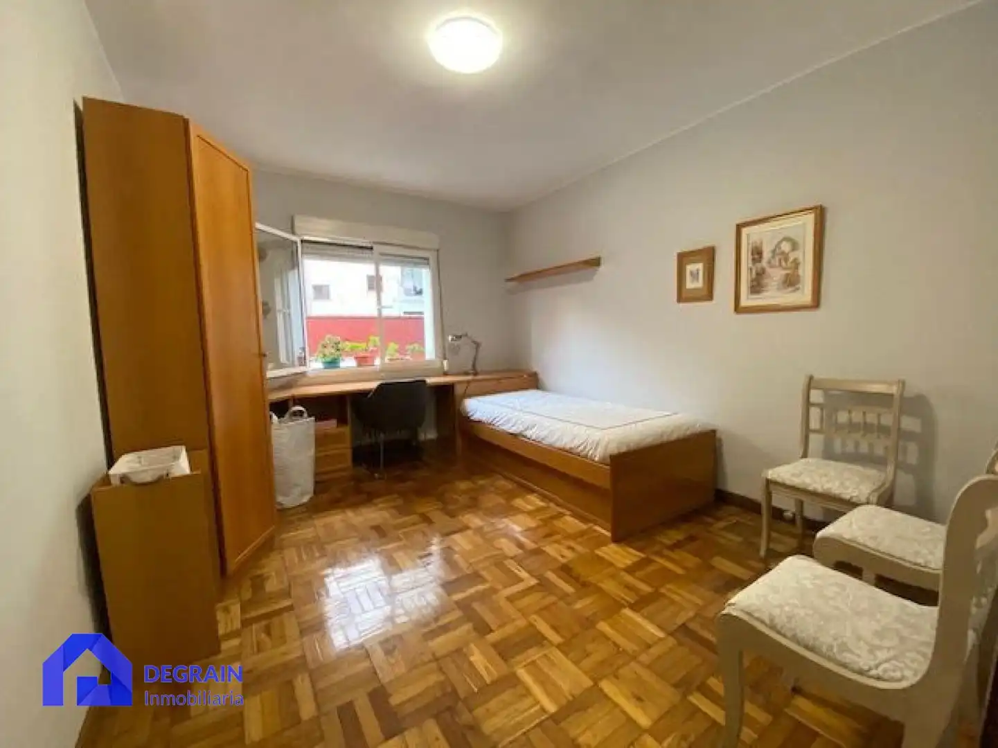 Schlafzimmer von Erdgeschoss zur Miete in Oviedo  mit Abstellraum und Möbliert