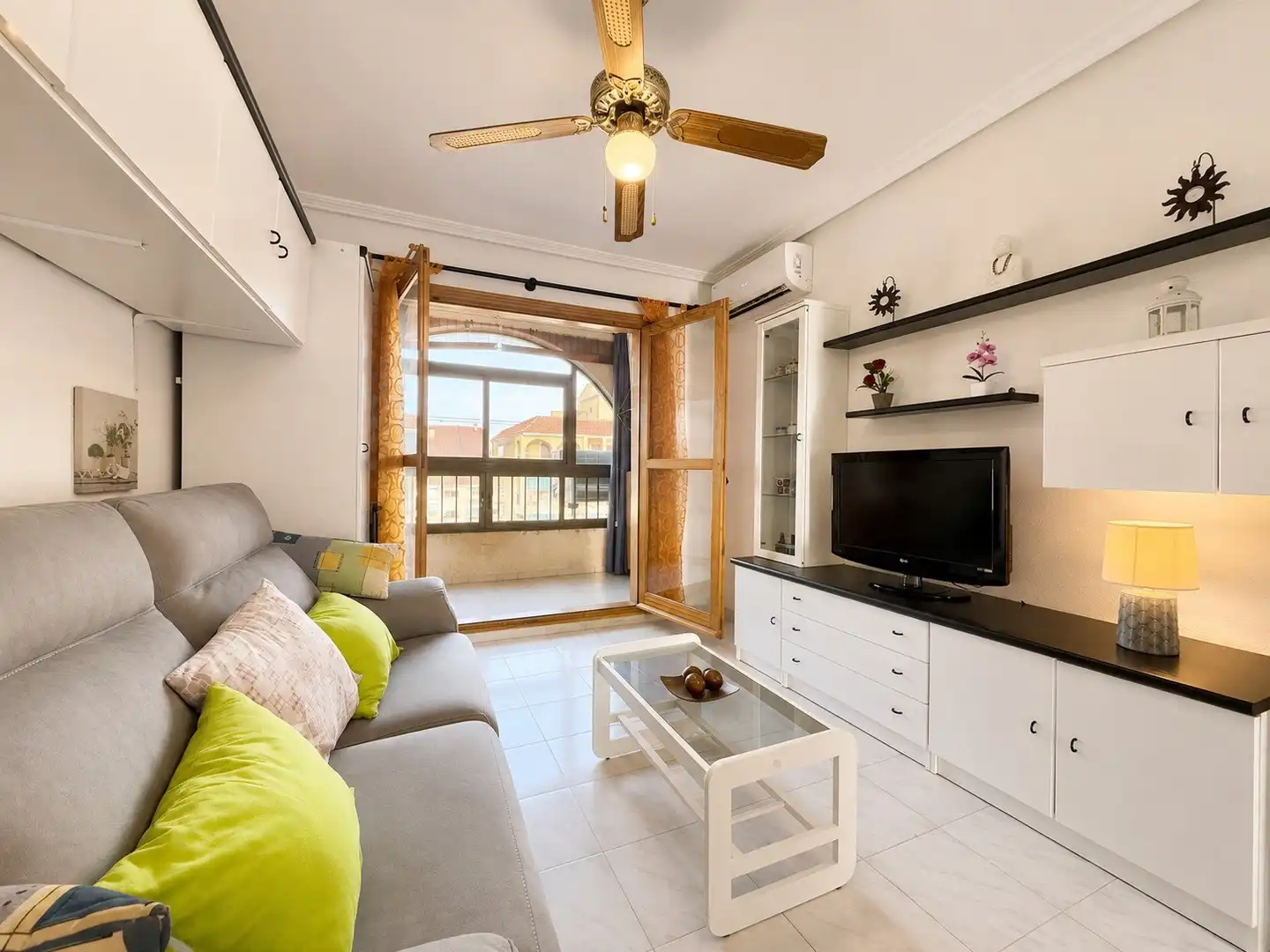 Sala de estar de Estudio de alquiler en Torrevieja con Aire acondicionado, Piscina y Amueblado