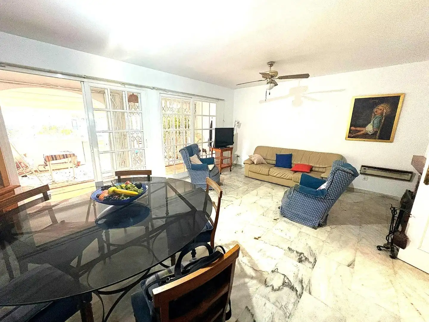 Sala d'estar de Casa adosada en venda en Fuengirola amb Aire condicionat, Jardí privat i Terrassa