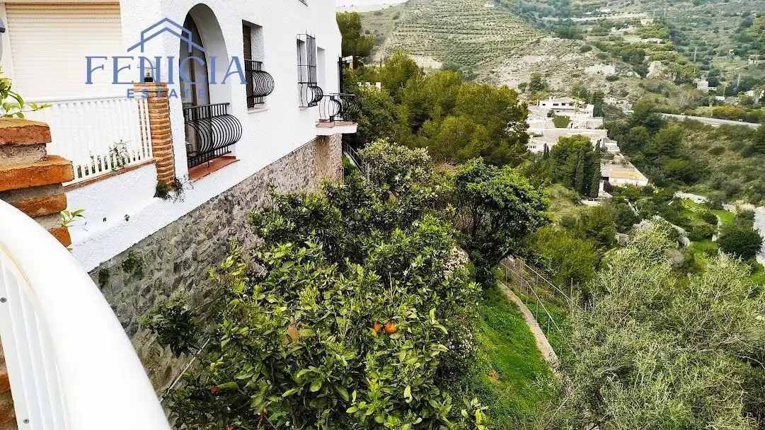 Vista exterior de Casa o xalet en venda en Almuñécar amb Jardí privat, Terrassa i Traster