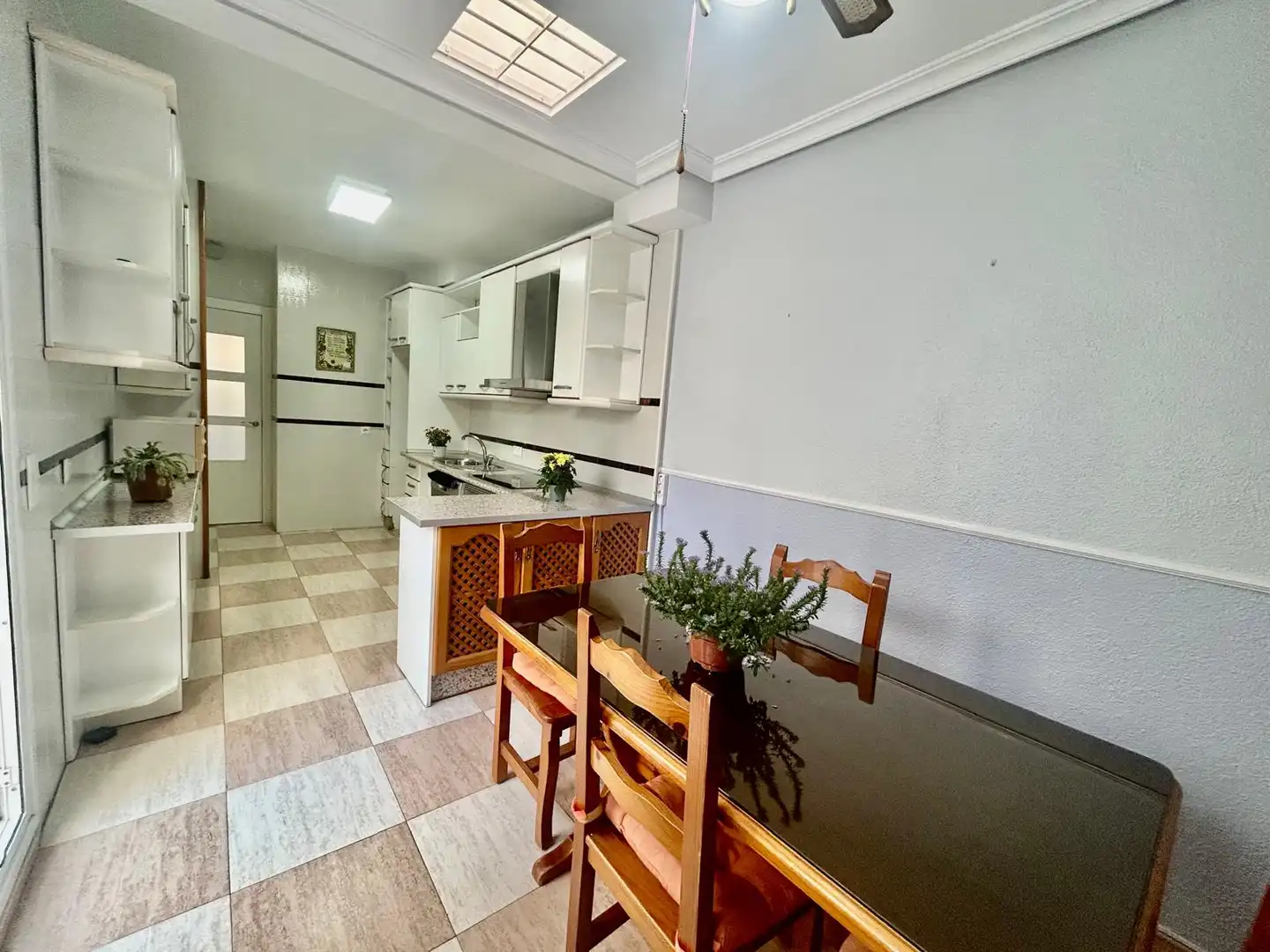 Cocina de Casa adosada en venta en Roquetas de Mar con Aire acondicionado, Calefacción y Jardín privado