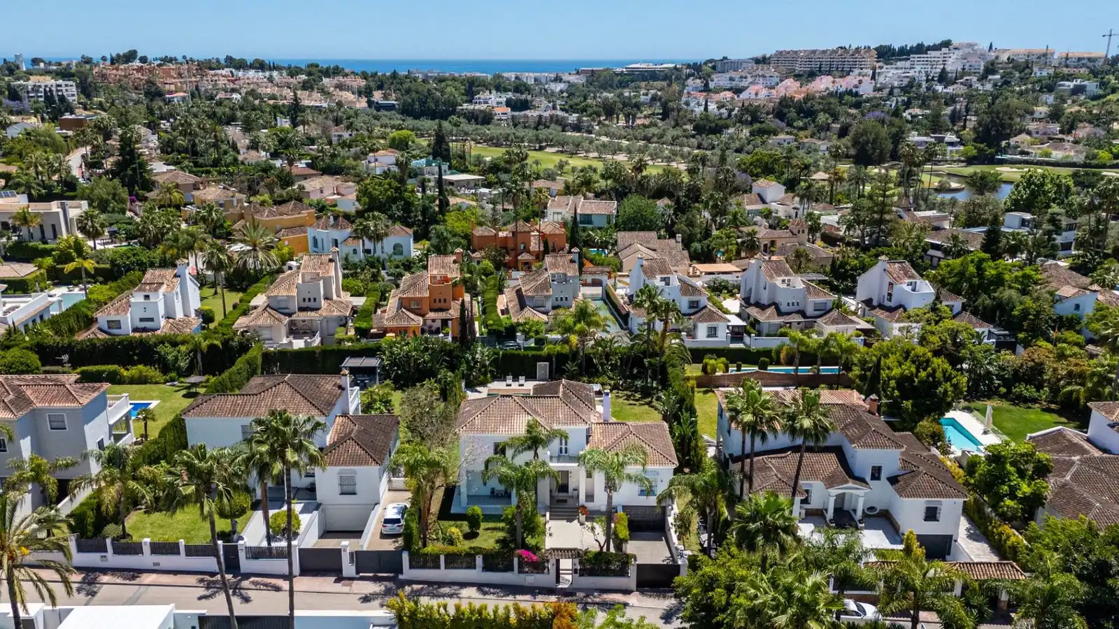 Vista exterior de Casa o xalet en venda en Marbella amb Aire condicionat, Jardí privat i Terrassa